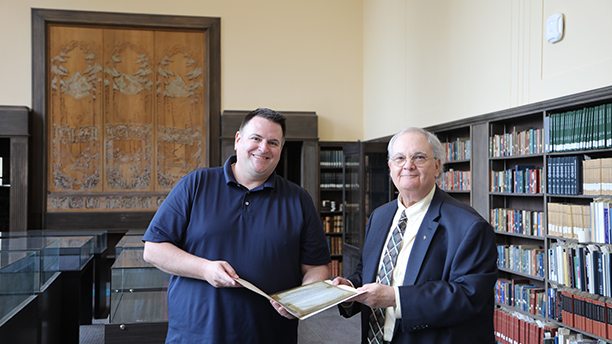 Pete Brink (left) and David de Lorenzo exchange the Goltra journal