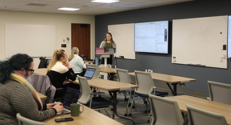 Participants attend a workshop in the Knight Library's DREAM Lab.