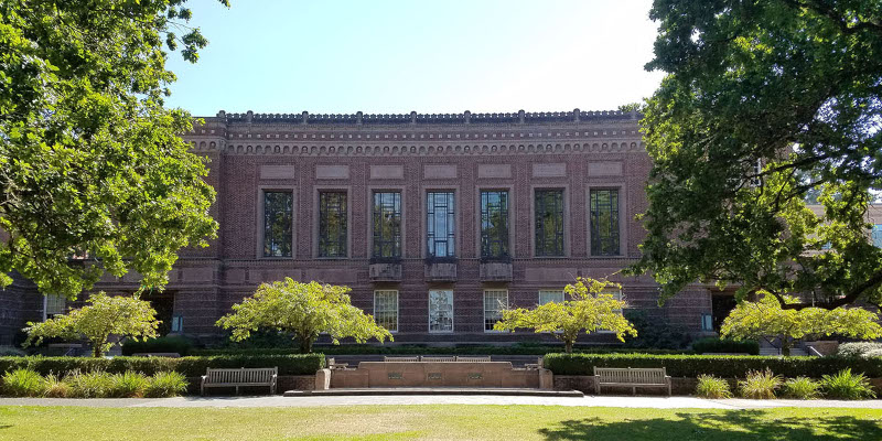 Entrance to Knight Library