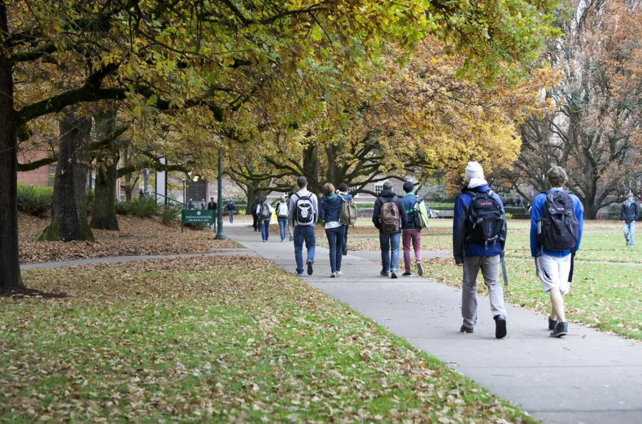 Students walking to Knight Library